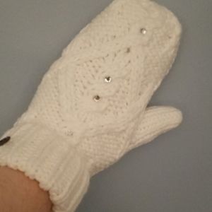 1 pair NWT Roxy Mittens - white